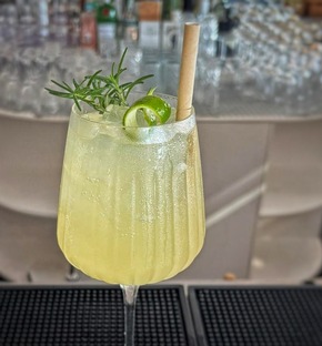 Barkeeper aus Kalabrien präsentieren Cocktails zum Sommeranfang