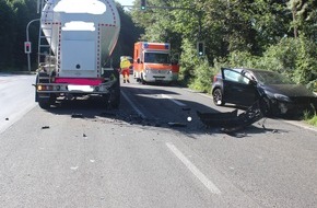 Polizei Mettmann: POL-ME: Schwerverletzte Person nach Verkehrsunfall - Wülfrath - 2106076