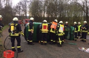 Feuerwehr Kirchhundem : FW-OE: Verkehrsunfall mit mehreren eingeklemmten Personen - Übung erfolgreich gemeistert