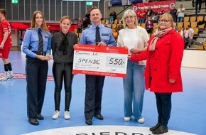 Polizeipräsidium Rheinpfalz: POL-PPRP: Team gegen Häusliche Gewalt - 550 Euro an Frauenhaus gespendet