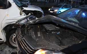 Polizei Hagen: POL-HA: 18-Jähriger gerät in den Gegenverkehr und verursacht Unfall