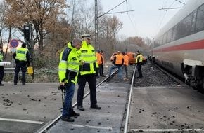 Bundespolizeiinspektion Hamburg: BPOL-HH: Bahnbetriebsunfall: ICE kollidiert mit PKW an Hamburger Bahnübergang- Bundespolizei hat Ermittlungen aufgenommen-