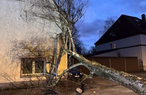 Feuerwehr Bochum: FW-BO: Sturm über Bochum - Feuerwehr Bochum seit 14:00 Uhr im Dauereinsatz - Briefträgerin mit Glück im Unglück