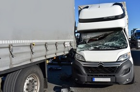 Polizeiinspektion Verden / Osterholz: POL-VER: Transporter fährt in Heck von Sattelschlepper