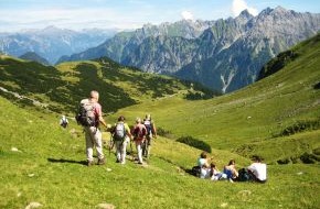 alltours flugreisen gmbh: Das Wandern ist des Urlaubers Lust / alltours setzt bei Alpenhotels auf Wanderangebote für die ganze Familie (BILD)