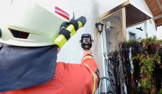 Kreisfeuerwehrverband Calw e.V.: KFV-CW: Brennende Tujahecke setzt fast Haus in Brand.