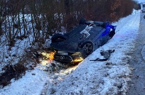Kreispolizeibeh&ouml;rde H&ouml;xter: POL-HX: Pkw kommt von Stra&szlig;e ab und &uuml;berschl&auml;gt sich mehrfach - Fahrer leicht verletzt