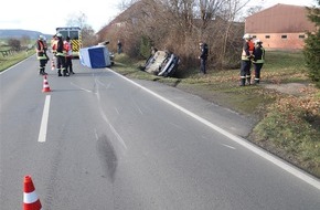 Kreispolizeibehörde Höxter: POL-HX: Fahrzeuganhänger löst sich, Fahrer kommt in das Krankenhaus 32839 Steinheim, Freitag, 04.12.2020, 14:02 Uhr