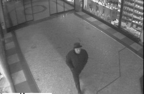 Polizei Düsseldorf: POL-D: Versuchter Blitzeinbruch auf Kö-Juwelier Â Polizei fahndet mit Fotos aus den Überwachungskameras - Ihre Berichterstattung vom 12. März 2005