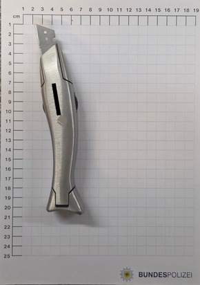 BPOL NRW: Bei Kontrollen an den Bahnhöfen beschlagnahmte die Bundespolizei mehrere Messer und einen Schlagstock.