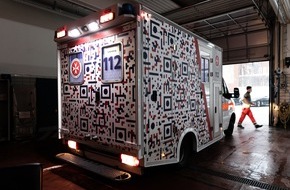 Johanniter Unfall Hilfe e.V.: Zum Tag der 112: "Gaffen tötet!" / Durch einen innovativen QR-Code auf Rettungswagen erwischen sich Gaffer selbst auf frischer Tat