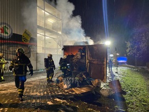 FW-MK: Müllpresse an der Eissporthalle in Brand geraten