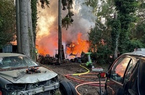 Kreisfeuerwehrverband Pinneberg: FW-PI: Wohnhausbrand in Quickborn - &Uuml;ber 100 Einsatzkr&auml;fte mehrere Stunden im Einsatz