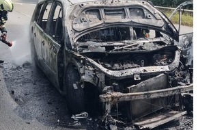 Feuerwehr Dinslaken: FW Dinslaken: Nachmeldung und Einsatzfotos zur Pressemeldung: Feuerwehr r&uuml;ckt zum Fahrzeugbrand, auslaufende Betriebsmittel und Kampfmittelfund aus