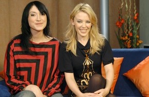 ProSieben: "Charlotte Roche trifft ..." Kylie Minogue ... die neuerdings auf "Body Language" steht - zu sehen am Montag, den 17. November 2003, um 23.40 Uhr auf ProSieben