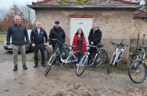 Bundespolizeiinspektion Magdeburg: BPOLI MD: Kleine Geste, große Freude: Bundespolizei übergibt sieben Fahrräder an das Cornelius-Werk in Burg