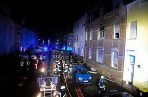 Kreisfeuerwehrverband Neunkirchen: FW LK Neunkirchen: Feuerwehr rettet fünf Menschen aus brennendem Mehrparteienhaus