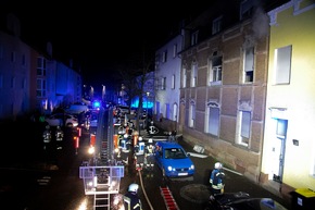 FW LK Neunkirchen: Feuerwehr rettet fünf Menschen aus brennendem Mehrparteienhaus