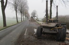 Polizeiinspektion Hameln-Pyrmont/Holzminden: POL-HOL: Kurioser Glätteunfall mit Langholztransporter /  Verkehr auf der B 64 nur einspurig möglich