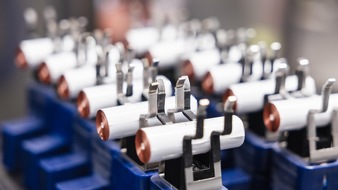 V4Smart baut mit MHP voll digitalisierte Batteriezellenfertigung auf