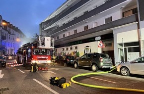 Feuerwehr Essen: FW-E: Kellerbrand in Frohnhausen - 39 Personen mit Drehleitern gerettet