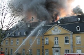 Feuerwehr Essen: FW-E: Großbrand in Folkwang Hochschule, Dach des Ostflügels Raub der Flammen