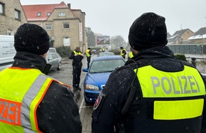 Polizeiinspektion Heidekreis: POL-HK: Schneverdingen: Unter Alkoholeinfluss, ohne Führerschein und nicht zugelassen; Walsrode: Zeugen zur Unfallflucht gesucht; Schwarmstedt: Größere Verkehrskontrolle