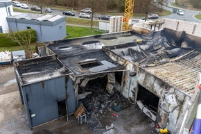 FW Porta Westfalica: 10.03.2026 - Gro&szlig;brand einer KFZ-Werkstatt in Porta Westfalica Barkhausen