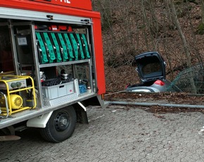 POL-PPWP: Unfall: Auto stürzt in einen Bach