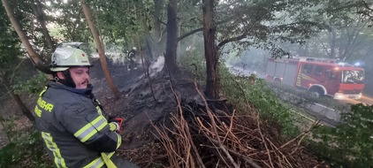 Freiwillige Feuerwehr Werne: FW-WRN: FEUER_2 - LZ1 - brennt Hecke