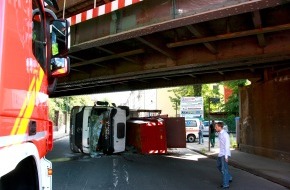 Feuerwehr Essen: FW-E: Verkehrsunfall mit drei verletzten Personen, Containerfahrzeug umgestürzt
