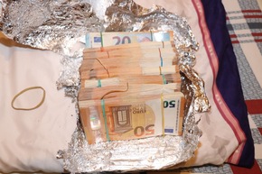 ZOLL-DD: Zollfahnder stellen 310.000 Euro Bargeld und eine scharfe Schusswaffe sicher
