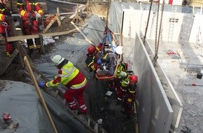 Feuerwehr Dortmund: FW-DO: Dortmund-Derne: Höhenretter befreien abgestürzten Arbeiter aus einer Baugrube