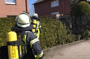 Feuerwehr Schermbeck: FW-Schermbeck: Hecke geriet in Brand