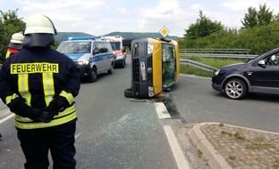 Polizeiinspektion Hameln-Pyrmont/Holzminden: POL-HM: Verunfalltes Fahrzeug kippt auf die Seite