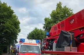 Feuerwehr Grevenbroich: FW Grevenbroich: Zwei gr&ouml;&szlig;ere Eins&auml;tze f&uuml;r die Feuerwehr Grevenbroich am Samstagabend Brand im Au&szlig;enbereich eines Krankenhauses - Feuer an Halle in Kapellen