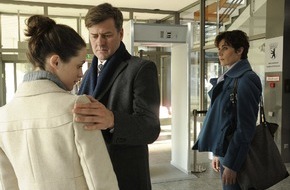 ZDF: ZDF dreht Gerichtsdrama "Nachtfrauen" in Berlin / Nina Kunzendorf in der Hauptrolle als Hebamme (FOTO)
