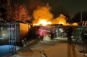 Feuerwehr Dortmund: FW-DO: Gartenlaube brennt in voller Ausdehnung