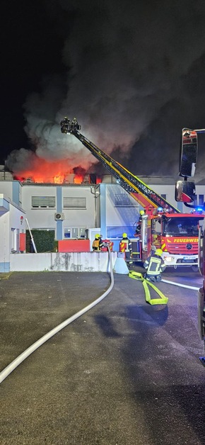 Feuerwehr MTK: Ausgedehnter Brand in Gewerbeobjekt in Hattersheim am Main - Feuer gelöscht, Nachlöscharbeiten dauern an