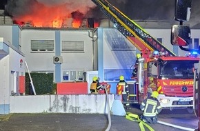 Kreisfeuerwehrverband Main-Taunus e.V.: Feuerwehr MTK: Ausgedehnter Brand in Gewerbeobjekt in Hattersheim am Main - Feuer gelöscht, Nachlöscharbeiten dauern an