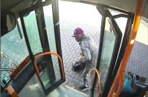 Landespolizeiinspektion Gera: LPI-G: (LK ABG) Zeugen nach Bedrohung eines Busfahrers mit einem Messer gesucht (0289376/2025)