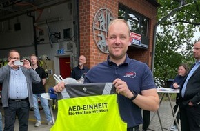 Freiwillige Feuerwehr Lehrte: FW Lehrte: Neues AED-Gerät für die Freiwillige Feuerwehr Ahlten - die 2024 gegründete First Responder-Einheit hat sich bewährt