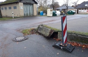 Polizeidirektion Flensburg: POL-FL: Bollingstedt - Verkehrsunfallflucht bei der Mehrzweckhalle, Polizei sucht Verursacher und Unfallzeugen