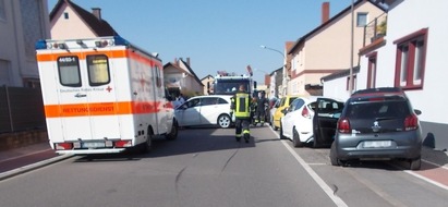 Polizeidirektion Neustadt/Weinstraße: POL-PDNW: Hoher Sachschaden nach Verkehrsunfall - Fünf Autos beschädigt