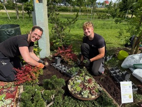 Der Sommer zieht ein: Friedhofsgärtner pflanzen Sommerblumen auf der Landesgartenschau Neuss