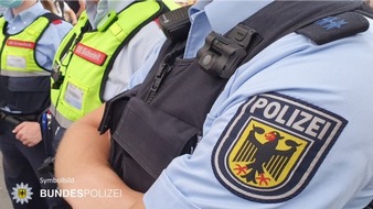 Bundespolizeidirektion München: Bundespolizeidirektion München: Mund-Nasen-Bedeckung vehement verweigert - 55-Jähriger leistet Widerstand gegen Vollstreckungsbeamte
