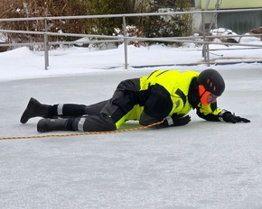 FW Celle: Feuerwehr warnt vor dem Betreten von Eisfl&auml;chen - Eisretter der Feuerwehr Celle einsatzbereit - Feuerwehr &uuml;bt den Ernstfall im Celler Badeland!