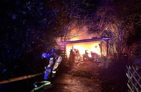 Feuerwehr Stuttgart: FW Stuttgart: Geräteunterstand und Hühnerstall in Vollbrand