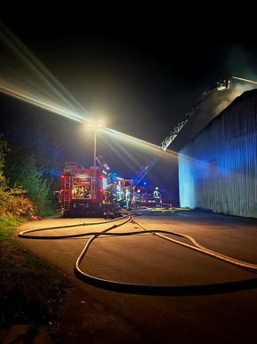FW Dörentrup: Brand im Industriegebiet Dörentrup-Humfeld - Feuerwehr erneut im Großeinsatz