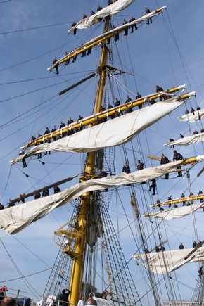 Deutsche Marine - Pressemeldung: Aktuelle Fotos vom Auslaufen der &quot;Gorch Fock&quot;